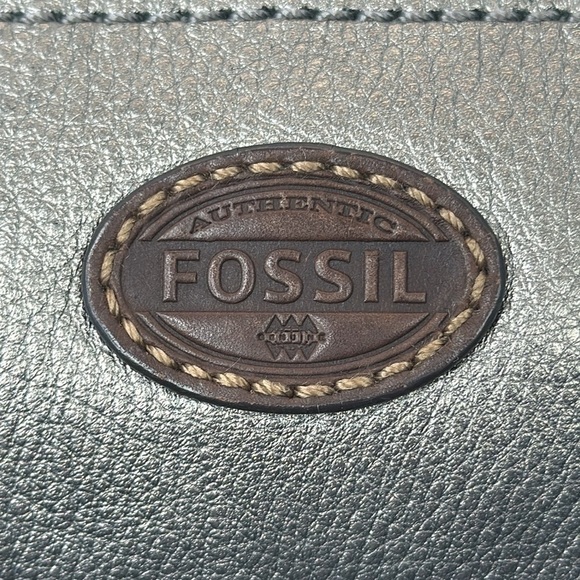 Fossil The Explorer Leather Fold-Over Crossbody Bag in metallic silver - Picture 7 of 12
